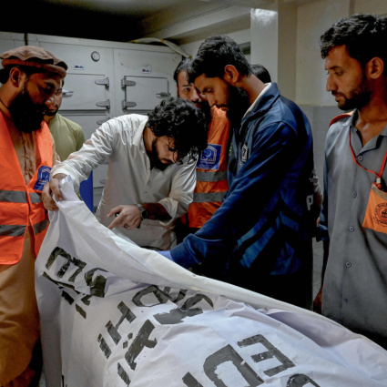 Crolla il tetto di una scuola in Pakistan: i morti salgono a 35