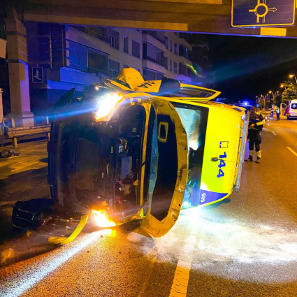 Ambulanza si ribalta con una paziente a bordo