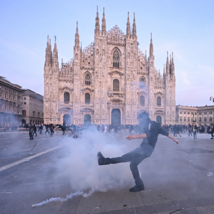 Guerriglia a piazza Duomo a Milano