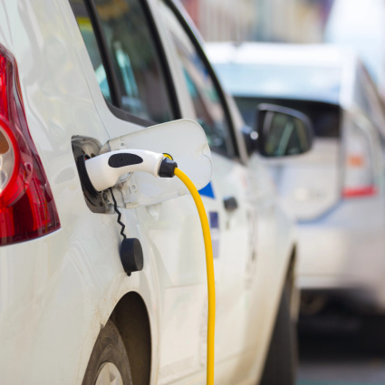 L'auto "con la spina", in Ticino, fa sempre fatica