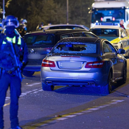 Auto si lancia contro la folla, la polizia spara per fermarla