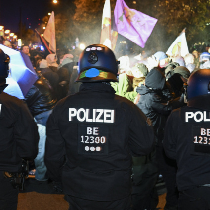 La Gen Z scende in piazza, poi scoppiano i disordini: poliziotti feriti