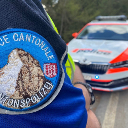 Polizia in emergenza, poi lo schianto: un centauro ferito