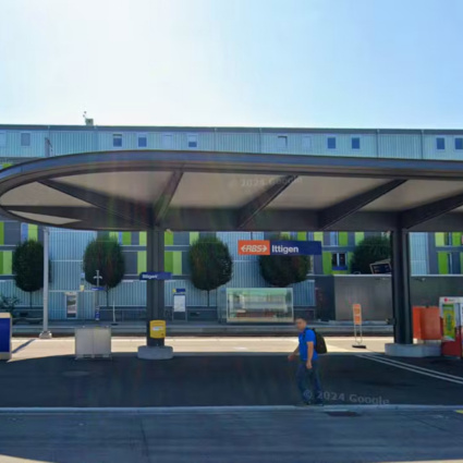 Si dà fuoco alla stazione, salvato dai passanti