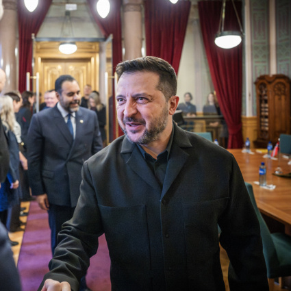 Zelensky: «Siamo pronti a congelare il fronte con Russia per l'avvio dei negoziati»