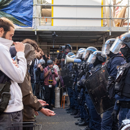 Coprifuoco e restrizioni restano