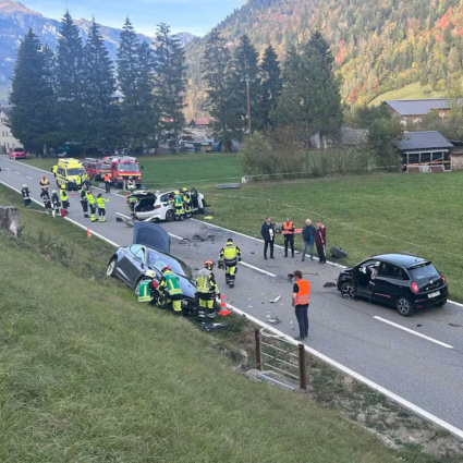 Quattro auto coinvolte in una serie di schianti: cinque feriti