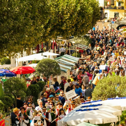 «Qui con l'auto non si può passare», e alla Sagra d'autunno volano scintille