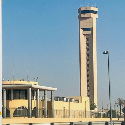 Missile sull'aeroporto di Riad, 5 feriti e scalo chiuso