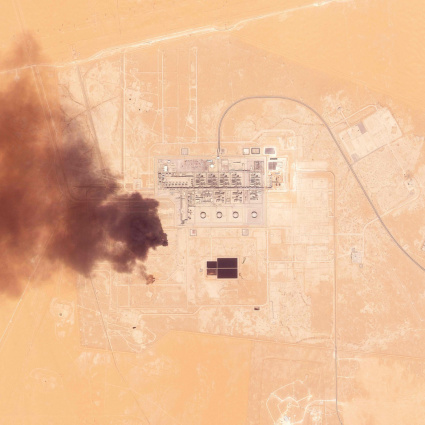 Gli Houthi rivendicano: «Abbiamo colpito l'aeroporto di Riad e una raffineria Aramco»