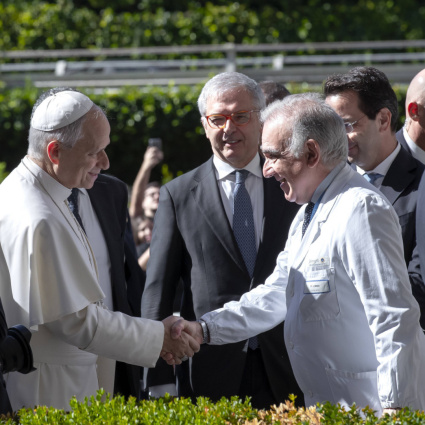 Il Papa in sala operatoria, al Gemelli si prega il rosario