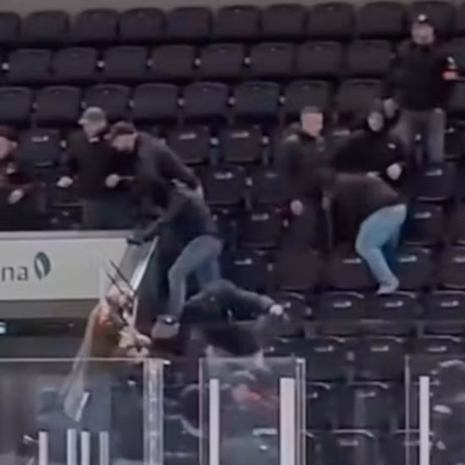 Scontri tra tifosi di hockey, due feriti gravi