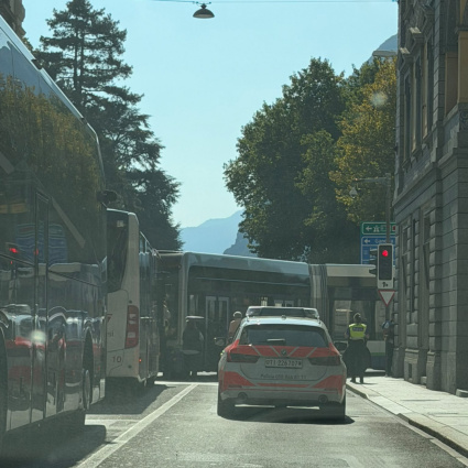 Scontro tra auto e bus in Corso Elvezia