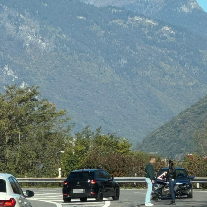 Scontro tra due auto all'uscita dell'A2