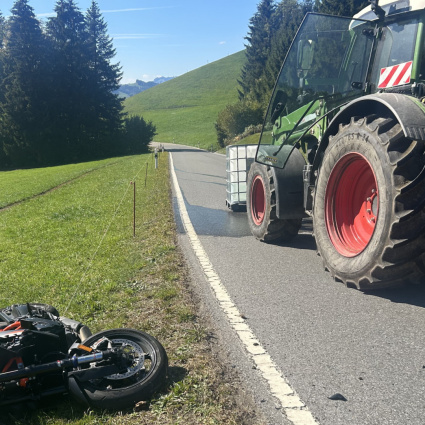 Serbatoio cade da un trattore, motociclista finisce fuori strada