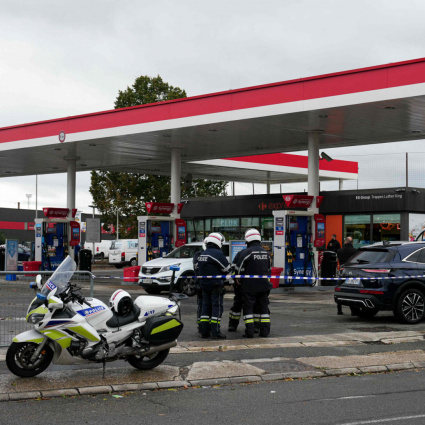 Spara dall'auto e uccide almeno una persona