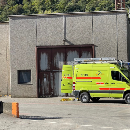 Colpito da una lamiera mentre lavora su un trabattello