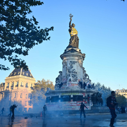Tolto gilet giallo gigante da Statua della République