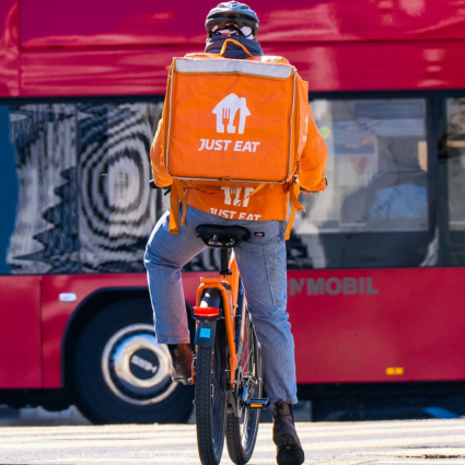 Just Eat, centinaia di rider a rischio licenziamento: coinvolto anche il Ticino