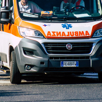 Ticinese prende a pugni un agente e fugge oltre confine
