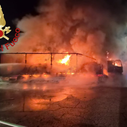 Tir in fiamme nel deposito doganale, l'autista fa allontanare gli altri camion