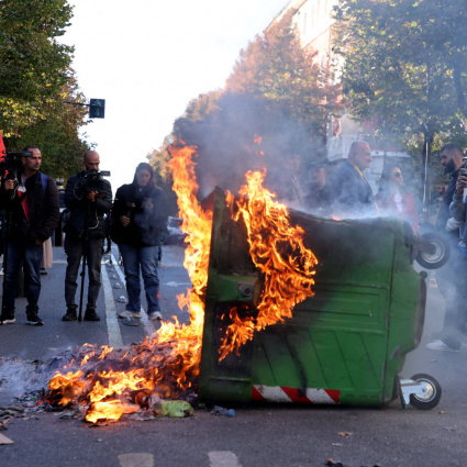Violente proteste a Tirana, sassi e molotov contro la polizia