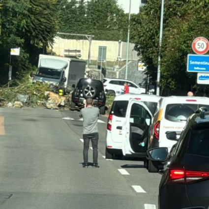 Frana sulla cantonale a Sementina, il traffico è bloccato