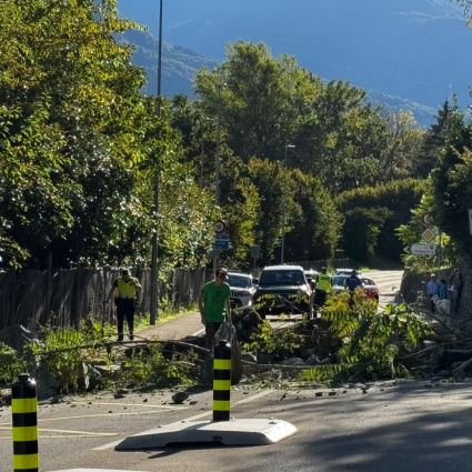 Frana sulla cantonale a Sementina, il traffico è bloccato