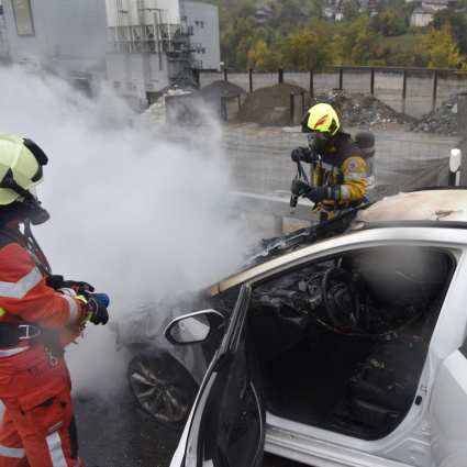 Auto ibrida a fuoco in A13