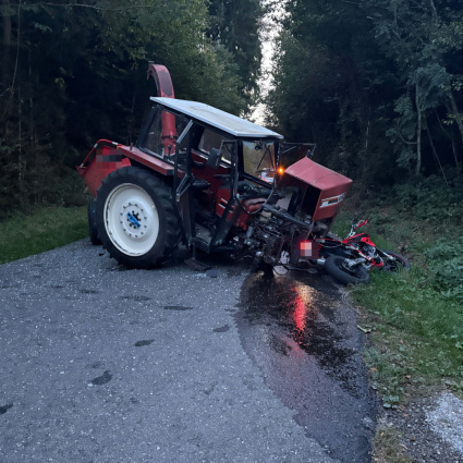 Scontro frontale tra moto e trattore, grave un 17enne