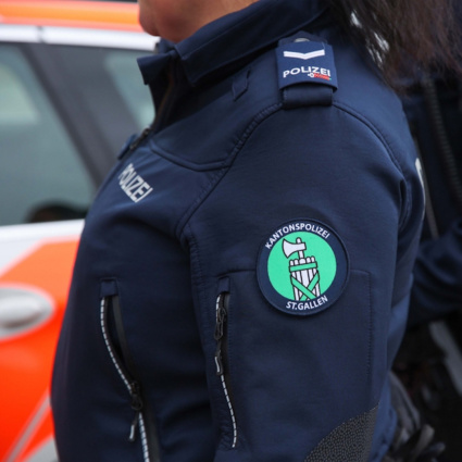 Trovata senza sensi vicino a una scalinata: è morta