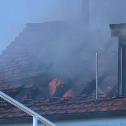 Trovato un corpo nel condominio in fiamme