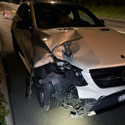 Ubriaco al volante, causa un incidente e scappa
