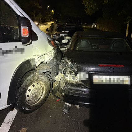 Ubriaco, si schianta contro tre auto in sosta