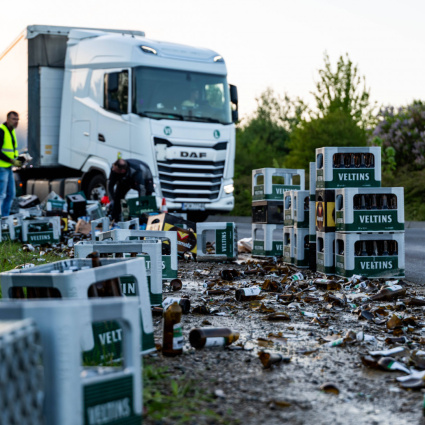 Sembra l'Oktoberfest, ma non lo è: 1440 casse di birra finiscono sull'A8