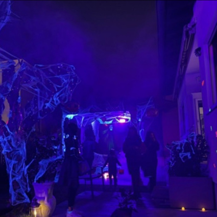 Una famiglia “stregata” da Halloween: «L'anno scorso è passato anche il sindaco»