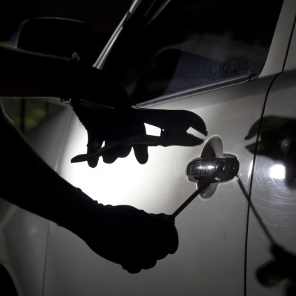 Una razzia fra le auto nella notte: «È un po' come se ti entrassero in casa»