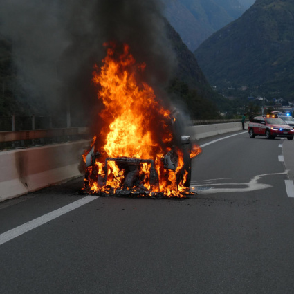 Auto prende fuoco sulla A2, traffico in tilt