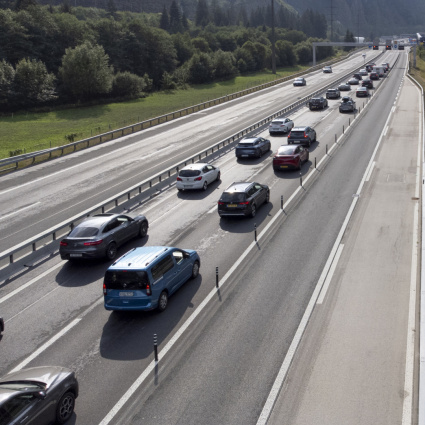 Ridurre la velocità sulle strade per mitigare la carenza carburanti