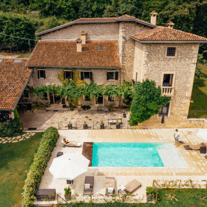 Confiscata una villa con piscina da 700mila euro: indagini anche in Svizzera
