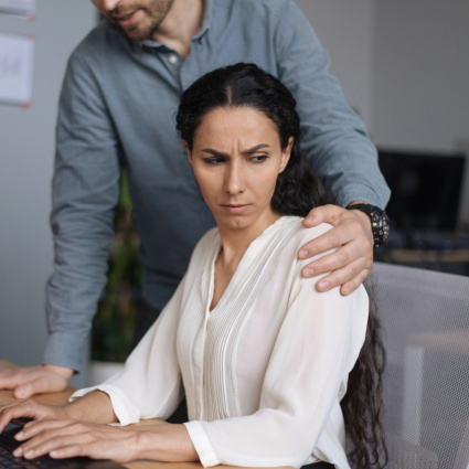 Molestie sul lavoro, è boom: «Non sono complimenti di cattivo gusto, conta chi le fa»