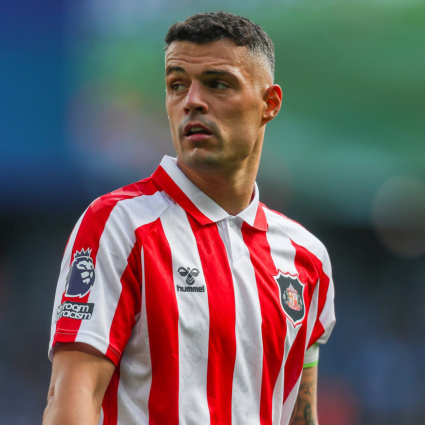 Dito medio e insulti a Xhaka mentre fa la spesa con la moglie: il video