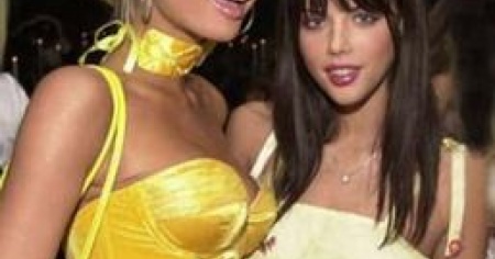 Paris super hot: stavolta il video è lesbo