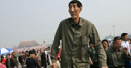 Cina: nozze per l'uomo piu' alto del mondo