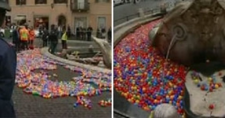 Roma: dopo il rosso della fontana, palline in Piazza di Spagna