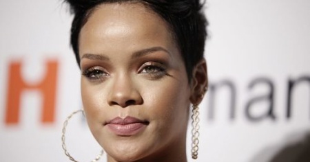 Pubblicate le foto del volto di Rihanna sfigurato dalle botte