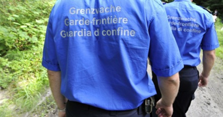 Guardia di confine spara su un'auto in fuga