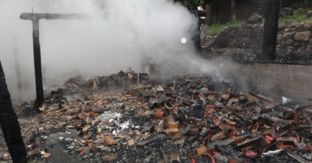 In fumo il "Ròcul", distrutta area di svago