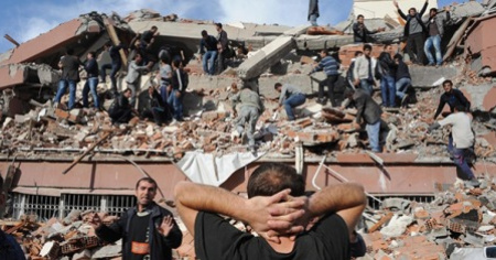 Forte scossa di terremoto, l'osservatorio stima 500-1000 morti