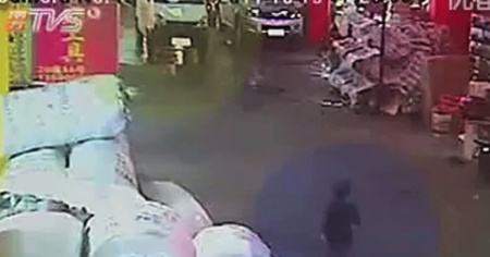 Video shock: bambina investita, i camion le passano sopra